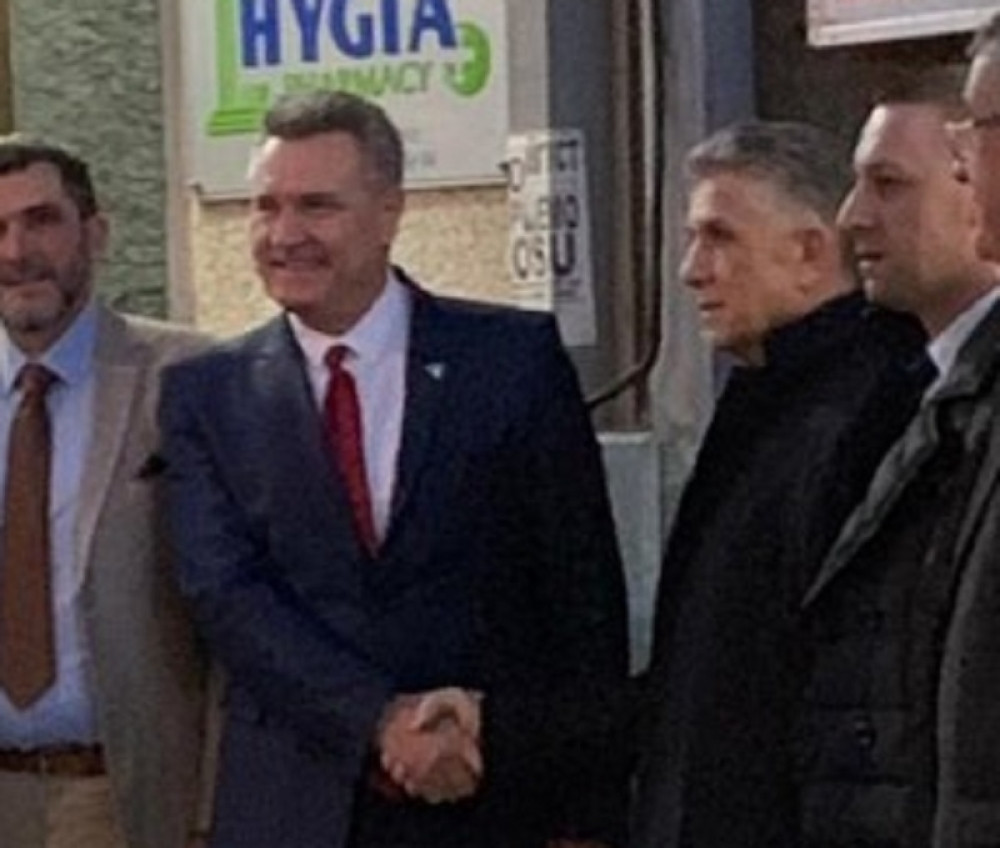 Veselji poslao svoju desnu ruku da im pomogne da raskomadaju Srbiju, roze ruže sve govore! (FOTO)