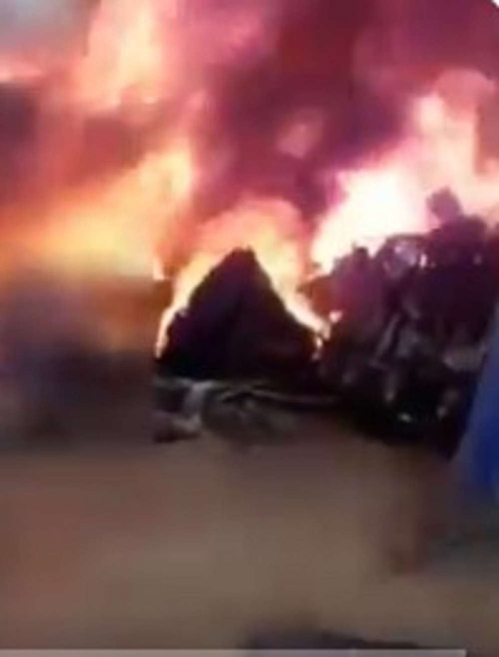 Srušio se putnički avion, poginulo najmanje 12 ljudi! (UZNEMIRUJUĆ VIDEO)