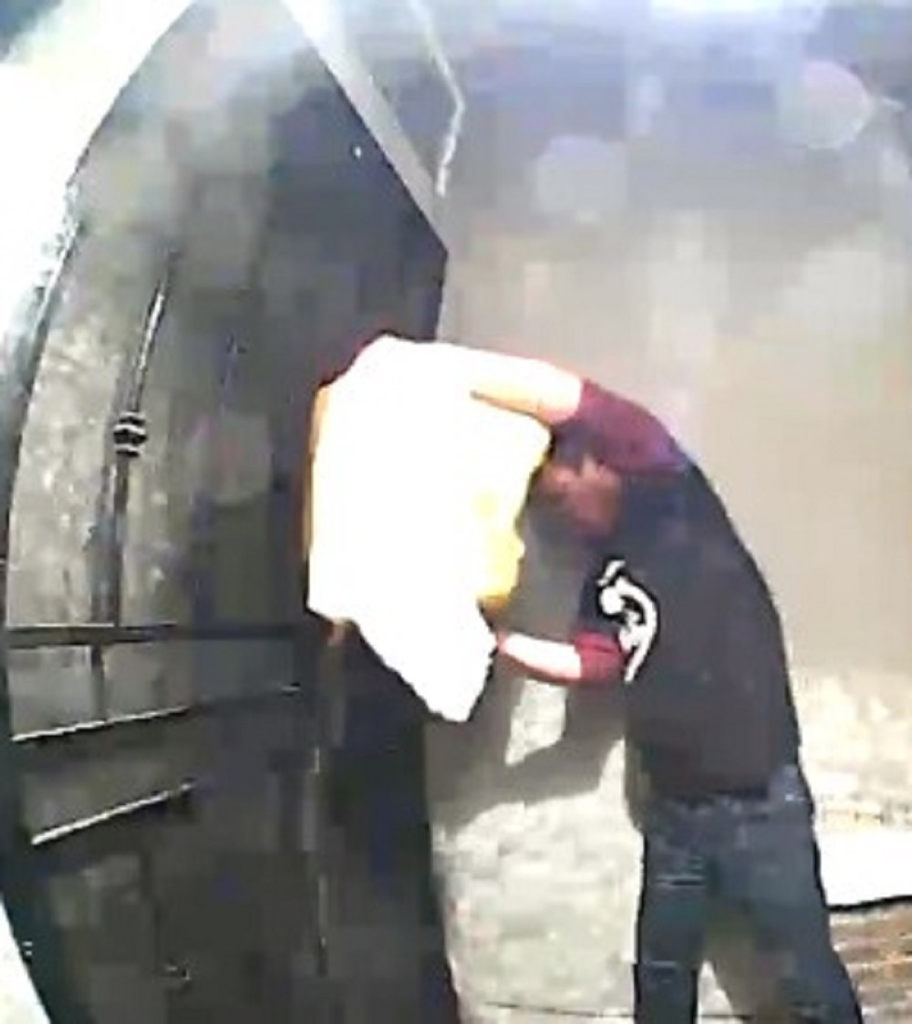 Hteo da zapali komšije i dvoje dece od 3 i 10 godina! Spasla ih je luda sreća! Ili njegova glupost i neznanje (VIDEO)