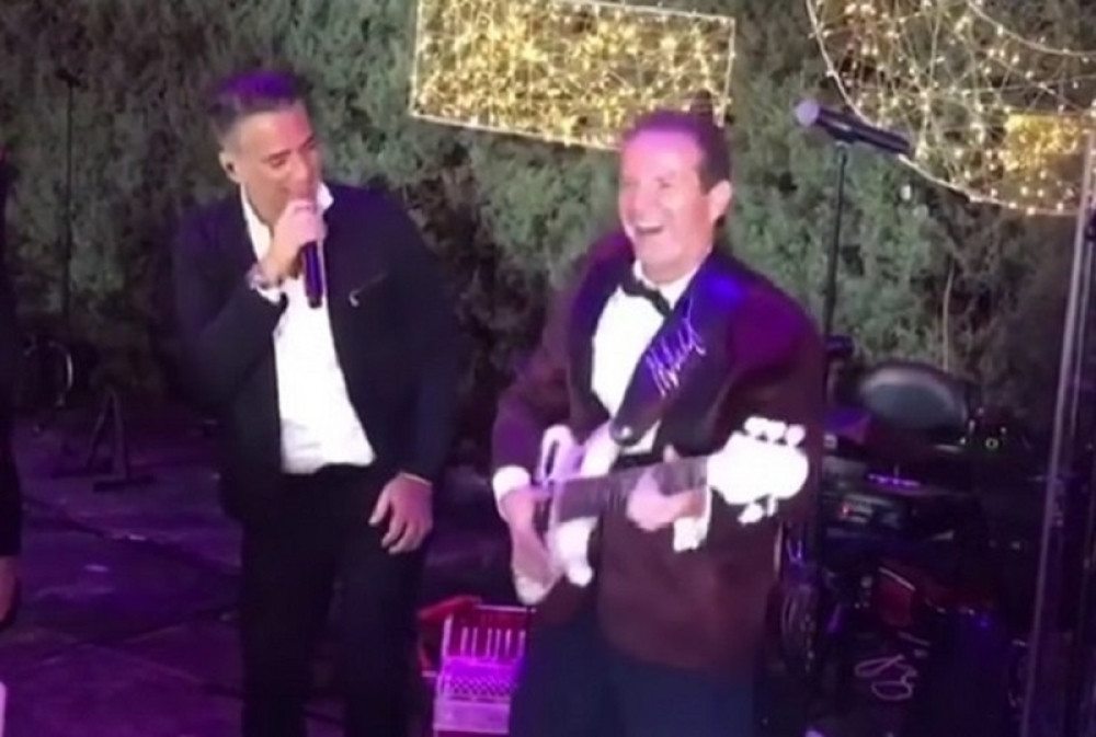 Bogoljub Karić nastupio sa našim poznatim pevačem! Kad je dohvatio gitaru, nastao je lom! (VIDEO)
