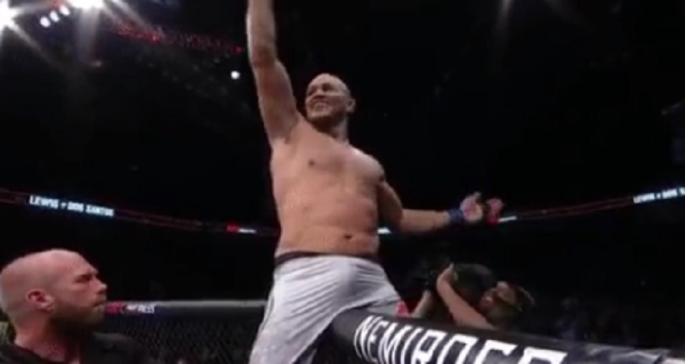 MMA borac RASTURIO protivnika, a onda je uzeo mikrofon i uradio - OVO! (VIDEO)