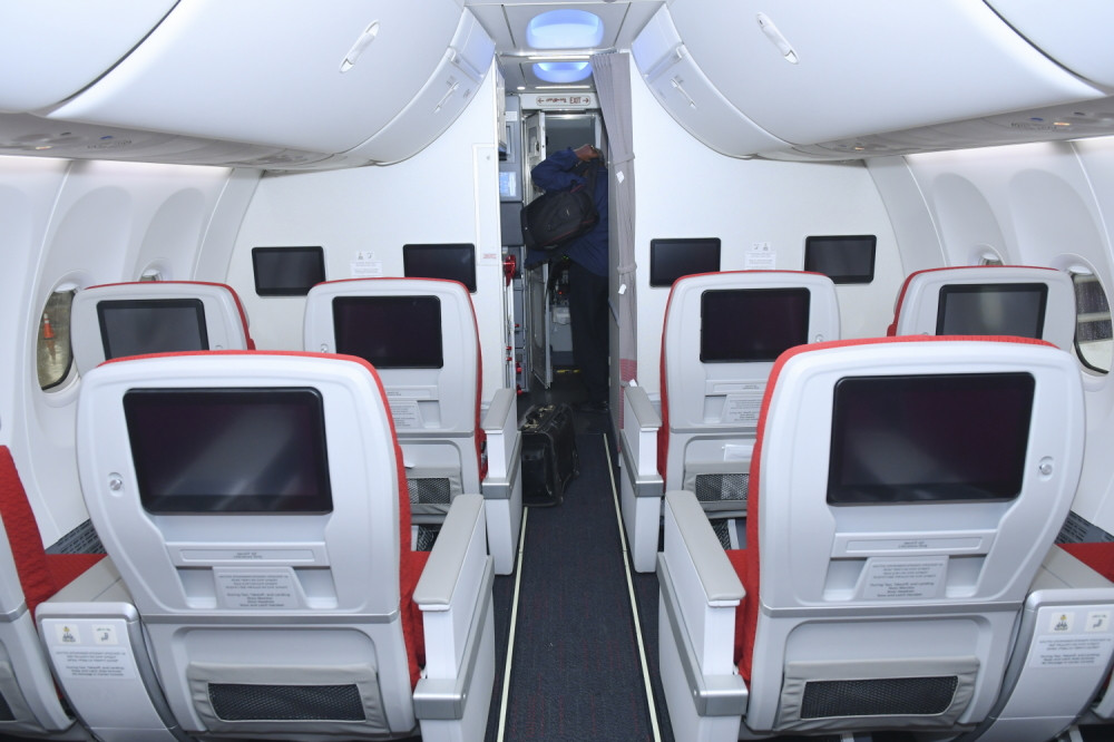 Ovako se šire kapljice jednog kašlja i može se inficirati ceo avion (VIDEO)