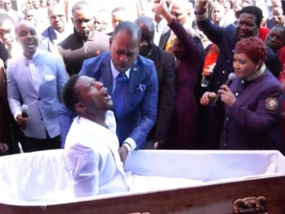 Sveštenik je ponavljao jednu reč, a onda je rekao "USTANI"! Digao se iz kovčega, a ljudi su počeli da padaju u nesvest! (VIDEO)