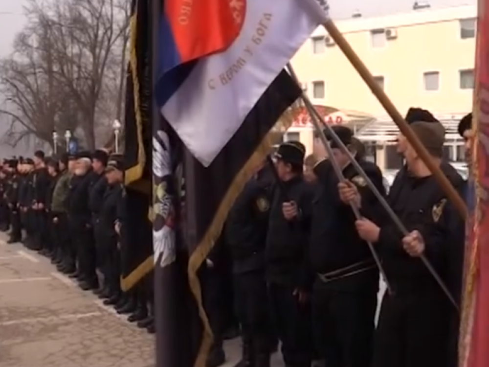 Srbi su danas organizovali parastos zbog kojeg su se ZAPALILE AMBASADE, Amerikanci i Britanci besne, traže velike kazne! (VIDEO)