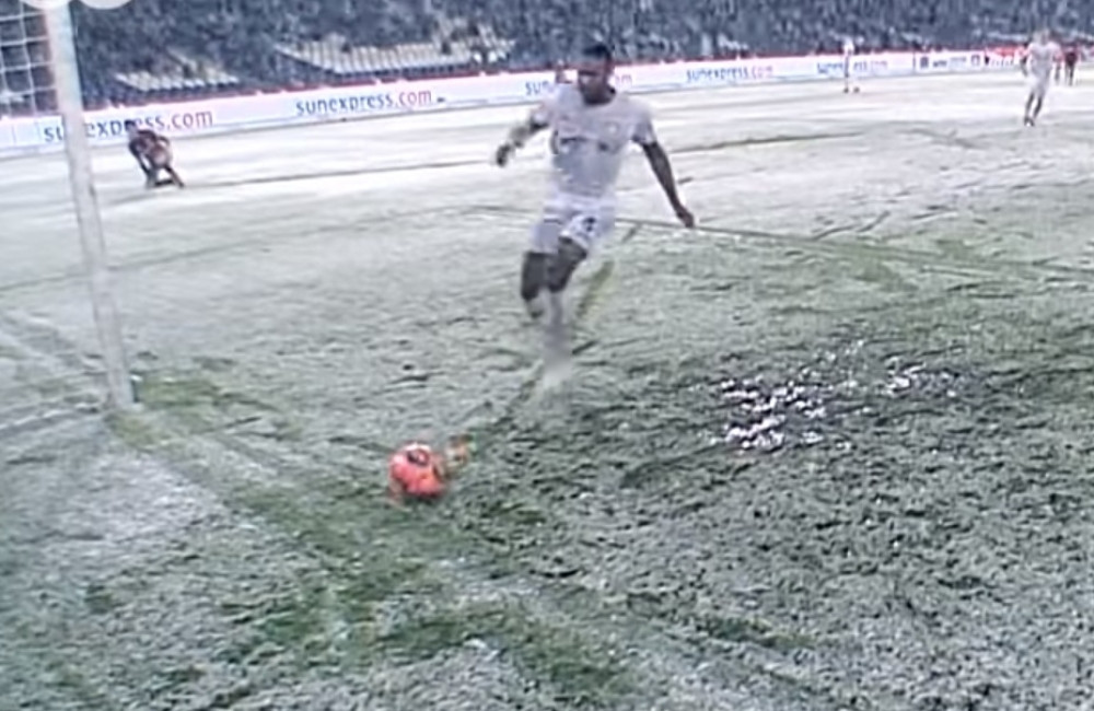 Fudbaleru Hanovera koji je sve odradio kako treba, sneg zaustavio loptu tačno na gol liniji! (VIDEO)