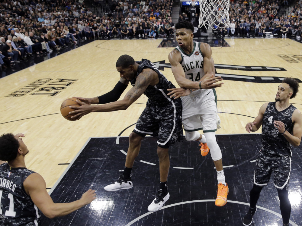 Prvi u ligi, a plaše se SLEPIH MIŠEVA? O da! Igrači Milvokija prestravljeno trčali po dvorani (VIDEO)