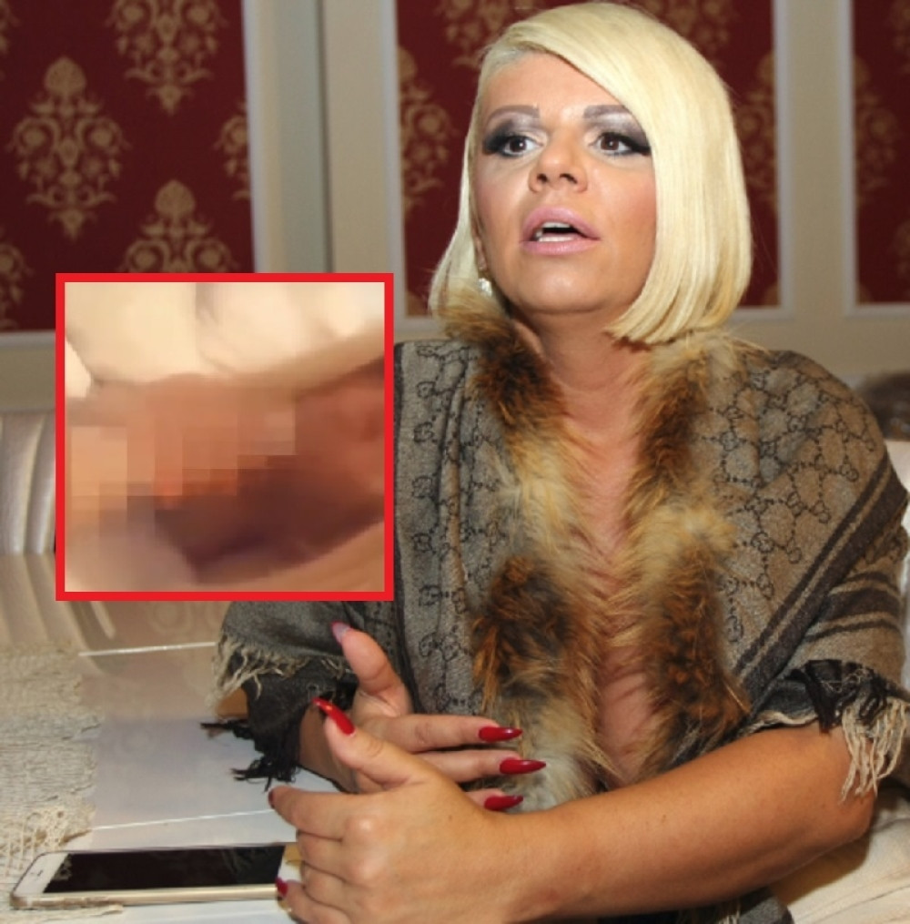 Ne prestaje da ga liže, potpuno GOLA i ne štedi se! Sagnula se, pa... (VIDEO 18+)