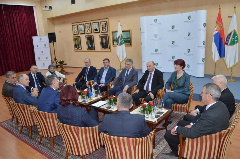 Sulejman Ugljanin se sastao sa Šiptarima, a za vreme razgovora sve vreme im je na stolu stajala jedna gnusna stvar! (FOTO)