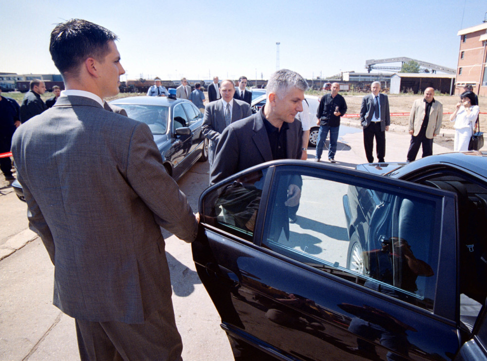 Automobilu ispred ulaza prišao je mladić sa crnom kapom, otvorio vrata od auta, pripucao: Zbog Ćuruvije je Đinđić bio NA NIŠANU!