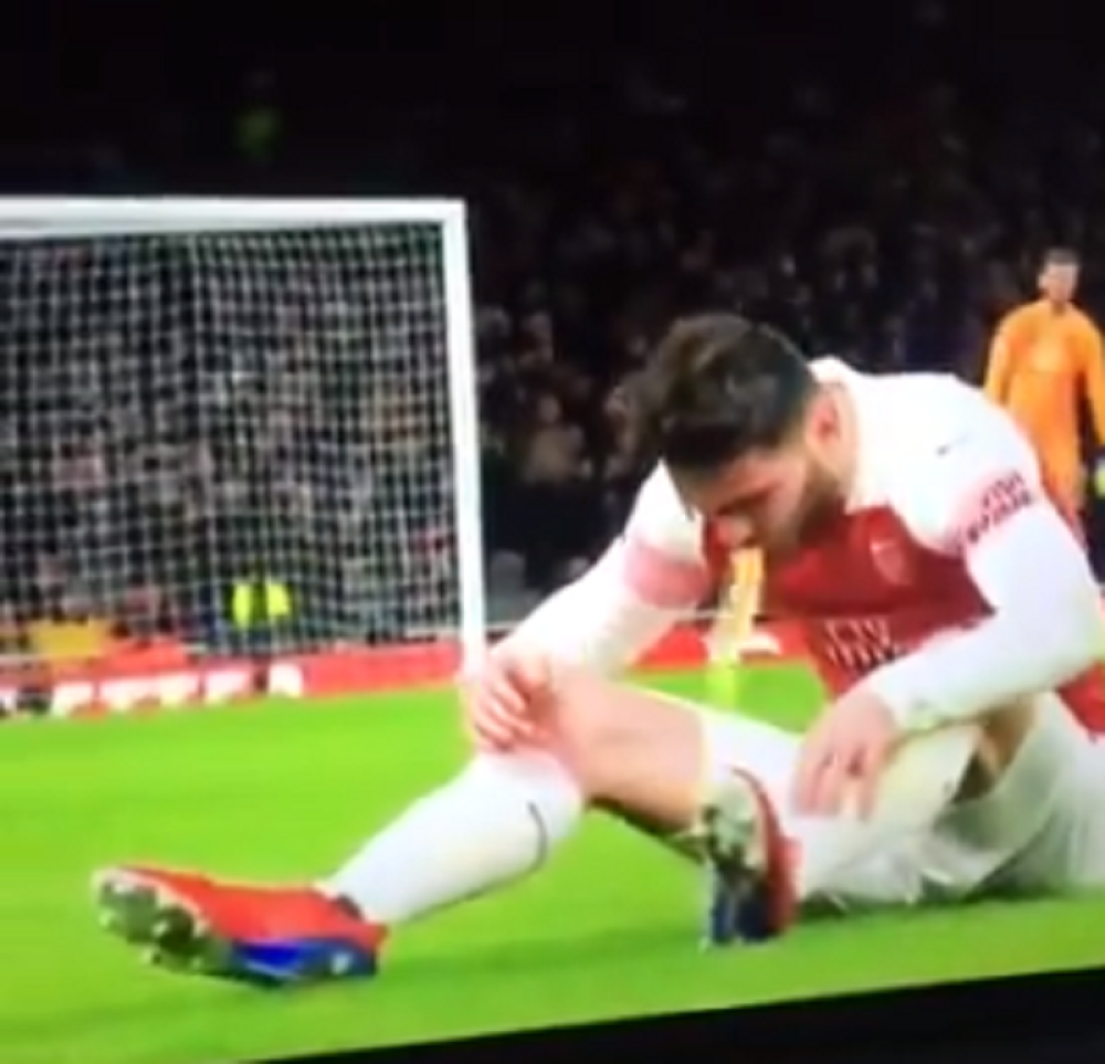 Fudbaler Arsenala se ispovraćao tokom meča sa Mančester junajtedom! (VIDEO)