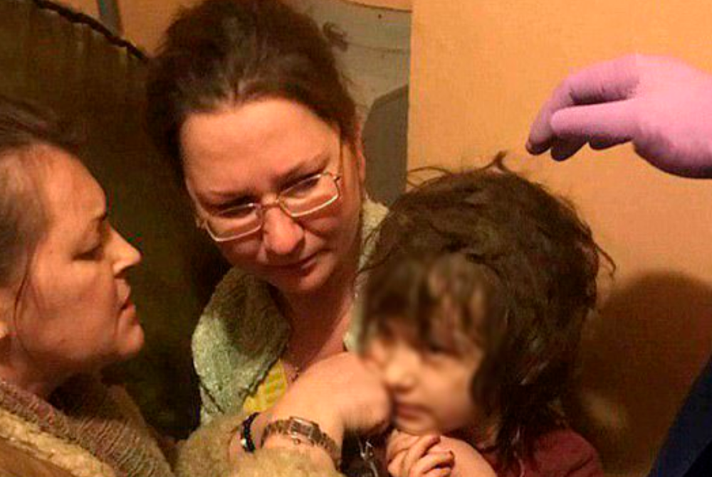 Potresni prizori, ostavljena devojčica pronađena NA ĐUBRIŠTU, ne zna da govori, pet godina nije bila u kontaktu sa ljudima! (VIDEO)