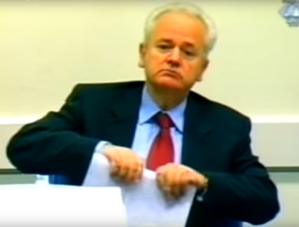 Milošević preklinjao Lavrova: Pomozite mi! Oni rade pod znakom UN! - Stražar ispod kreveta pronašao predmet sa izlizanim slovima...