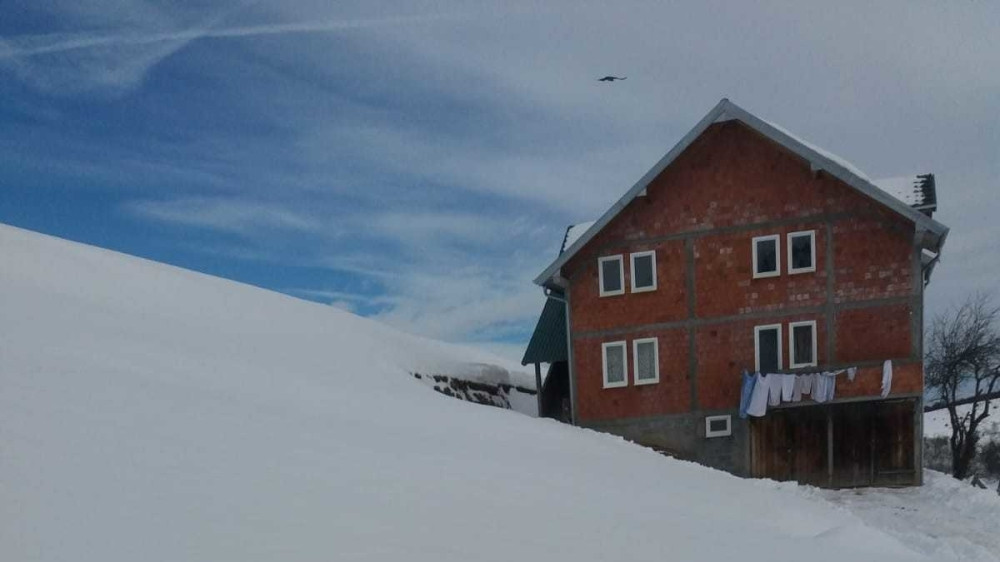 Sneg pada već 24 sata, mećava i dalje traje! Ljudi ne mogu da se kreću! (FOTO)