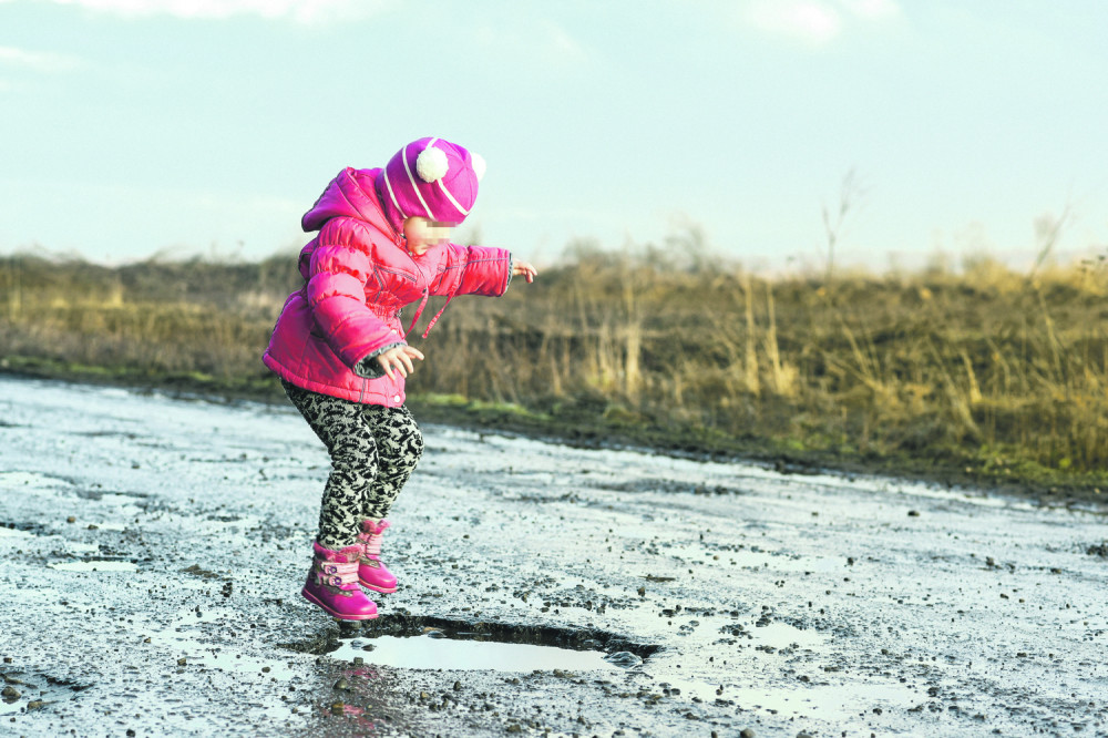 Tragedija kod Plandišta: Nije ni primetila da je dete nestalo! Krenula ka jami u dvorištu i zatekla jeziv prizor!