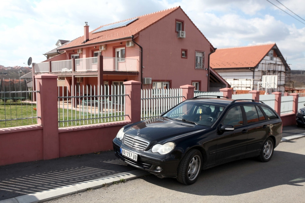 Troje dece premrlo od straha! Samo se komšije oglasile