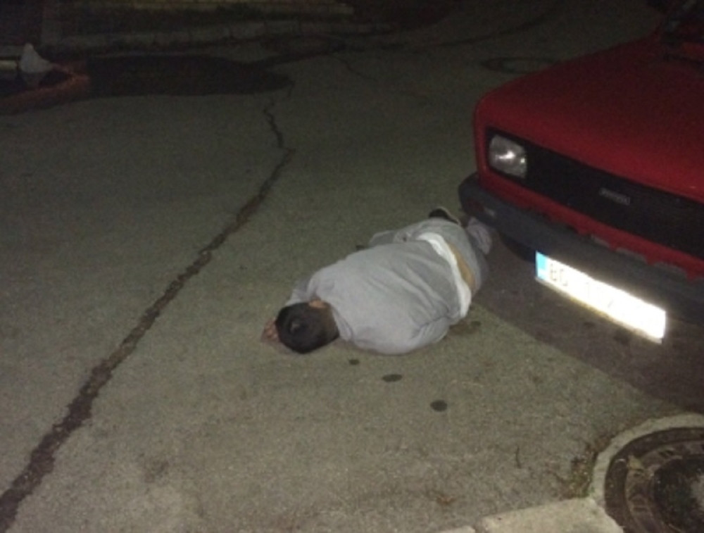 Mladić u Beogradu bez svesti ležao na ulici, ali nikoga nije bilo briga! Onda je došla policija... (FOTO)