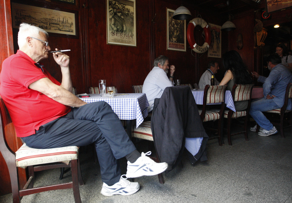 Mujo pijan kao crna zemlja, klati se na stolici u kafani i lista "Alo", kad tamo...