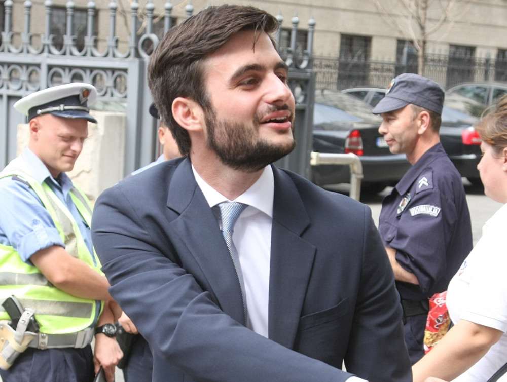 Bivši ministar danas živi kao bog, uživa u luksuzu, a tek kad čujete kolika mu je plata!