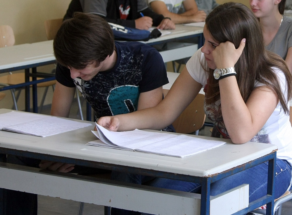 Ulazi profesor u učionicu, a Mujo u ćošku nešto čačka oko radijatora. Pita ga šta to radi, kad ovaj odvali...