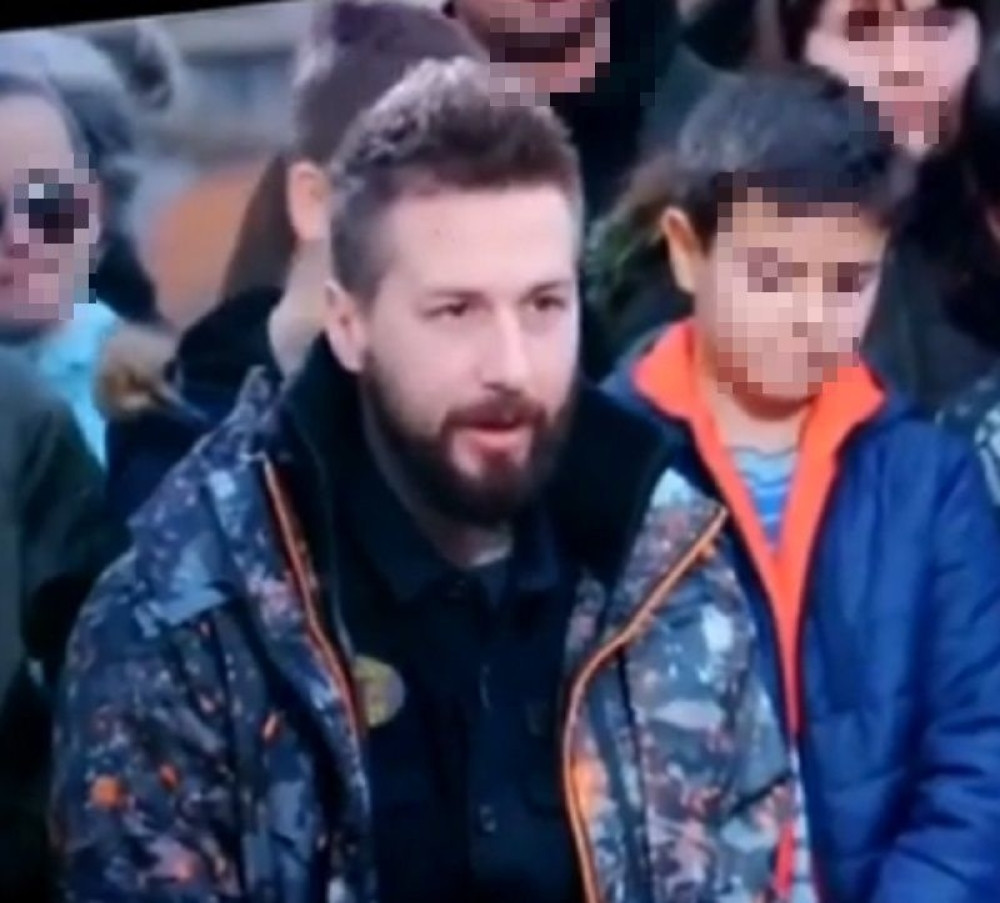 Voditelj Srđan postavio pitanje, a onda je klinac iz publike IZBLAMIRAO oca za sve pare! (VIDEO)