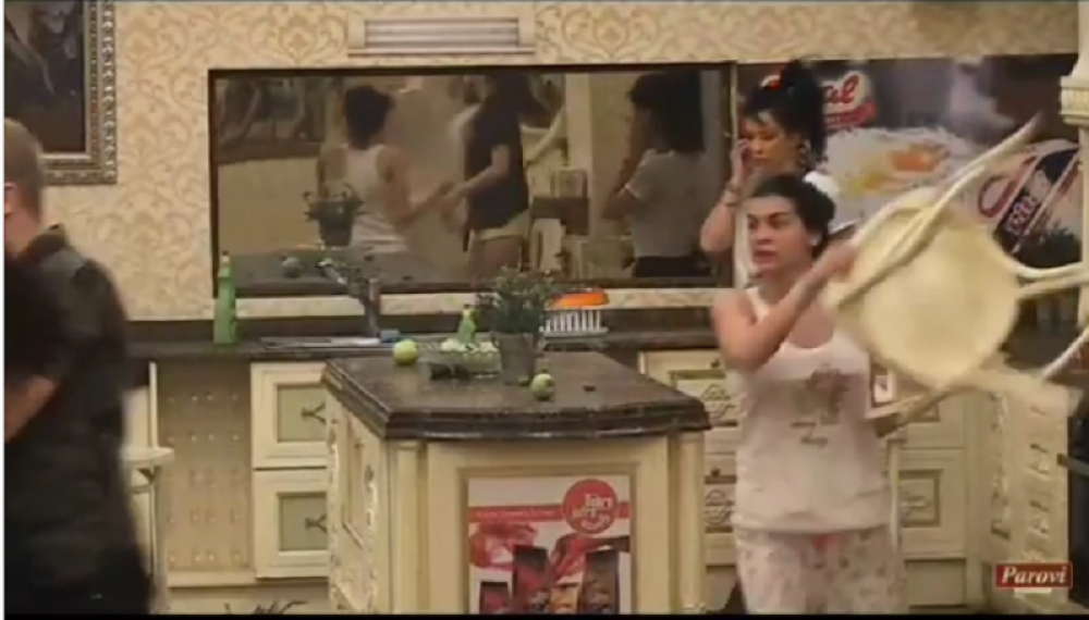 Gađala je stolicom u GLAVU, a onda oborila na pod! Obezbeđenje nije moglo da ih razdvoji! (VIDEO)