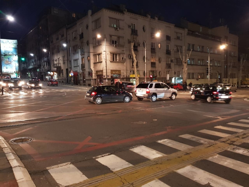 Nesreća u centru Beograda, vozila se jedva mimoilazila, u trenu zavladao POTPUNI HAOS! (FOTO)