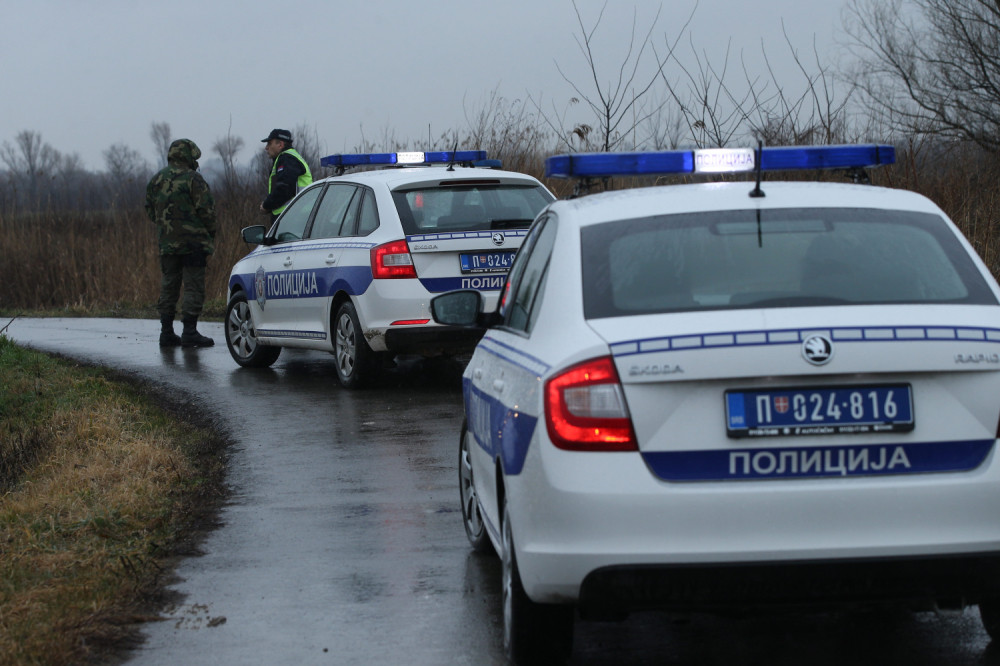 Pretresli automobil mladiću (24), nije bilo ništa sumnjivo, a onda sklonili tapacirung sa vrata - Priveli ga u opštem čuđenju: Kako je sve ovo prevezao?!