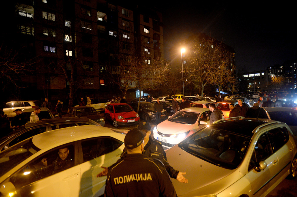 Devojka pretila da će skočiti sa šestog sprata! Horor scena u beogradskom naselju, komšije u šoku!