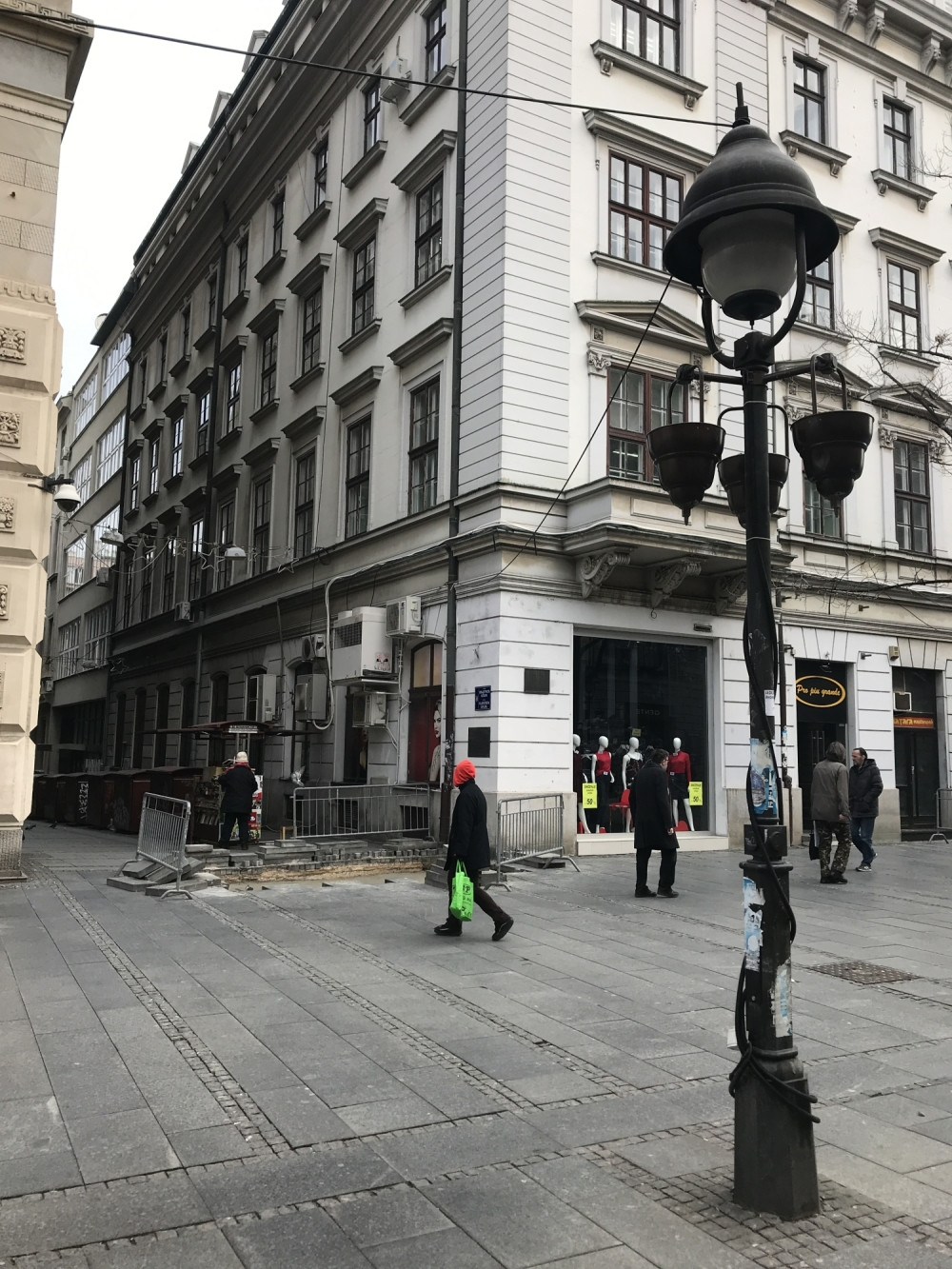 Uklonjene nelegalne instalacije u Knez Mihailovoj i susednim ulicama