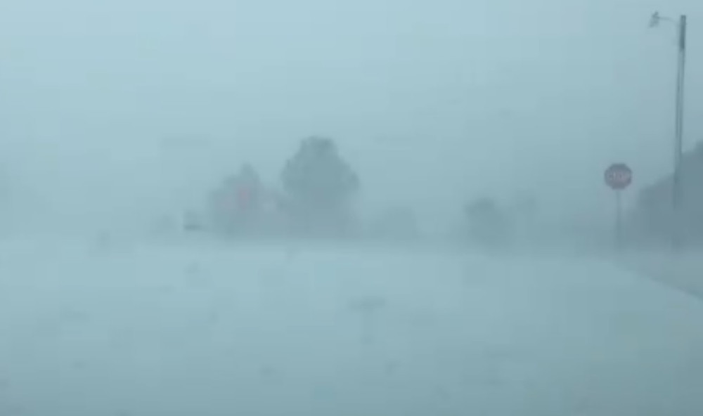 Haos na putevima, iznenada naišao ledeni front, sneg zavejao ulice, nižu se SAOBRAĆAJNE NESREĆE! (FOTO)