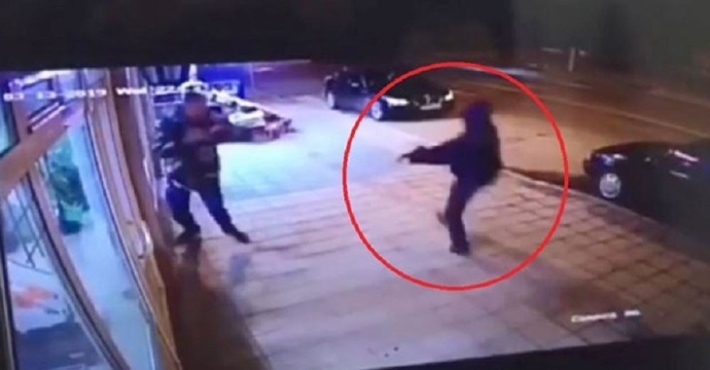 Mladić koji je bio meta baca se u stranu, likvidator ga ponovo gađa! Snimak ledi krv u žilama! (VIDEO)