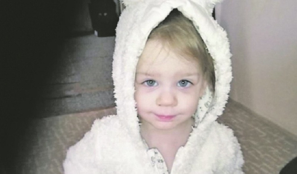 Otac u suzama dozivao mezimicu! Baka, kojoj je unuka umrla na rukama doživela nervni slom! Jecaji remetili glas sveštenika (FOTO)