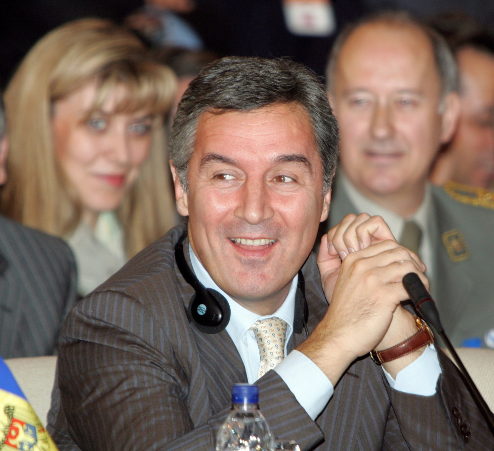 Milo Đukanović par minuta pred Momirovu sahranu PLJUNUO NJEGOVOJ PORODICI RAVNO U LICE!