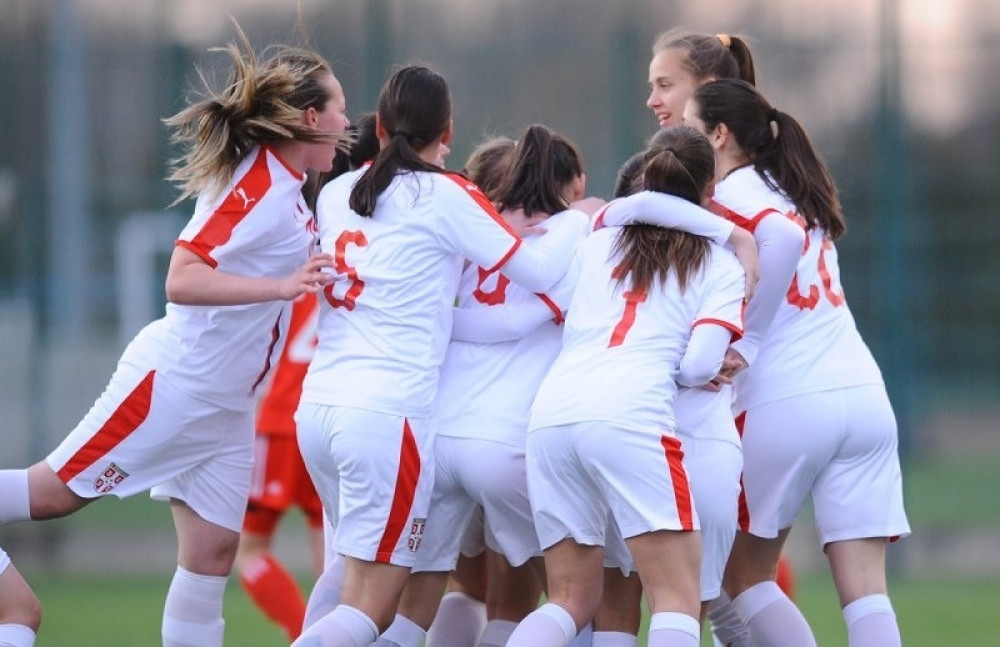 Srpska fudbalerka matirala golmana sa skoro pola terena! (VIDEO)