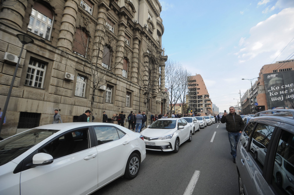 Završen skup pred Vladom Srbije! Prošli put nosili metle, sada su "ostavili" nešto vrednije