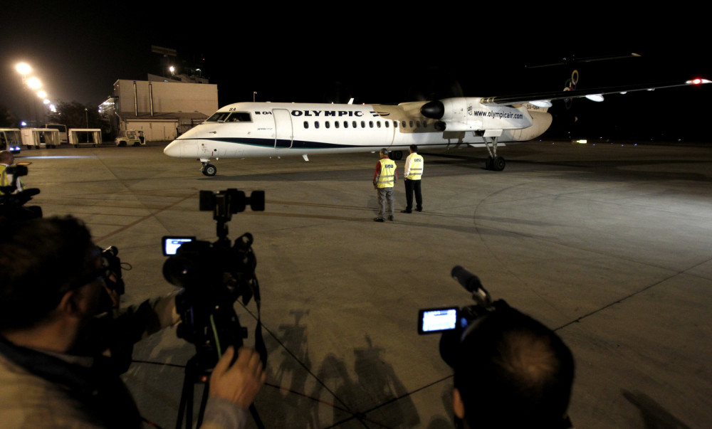 Po sletanju na aerodrom putnici primetili beživotno telo putnika!