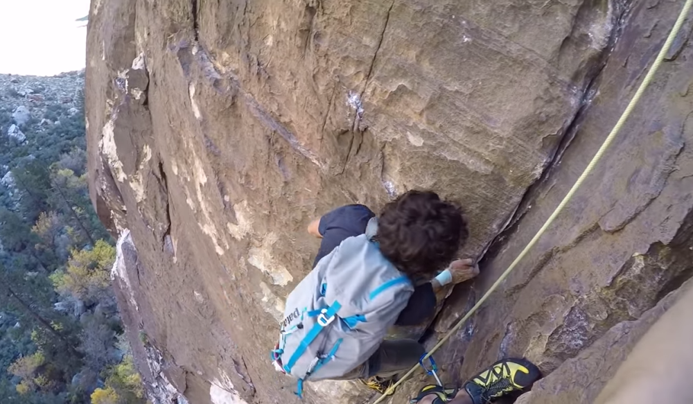 Peli su se uz opasnu liticu, kada je pored njih protutnjao stranac, kada su ga videli ZALEDILI SU SE! (VIDEO)