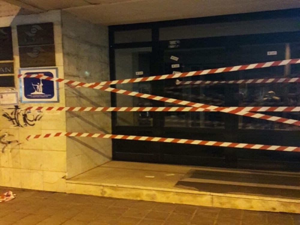 Novi incidenti na protestu, cela zgrada bila zatvorena! (FOTO)