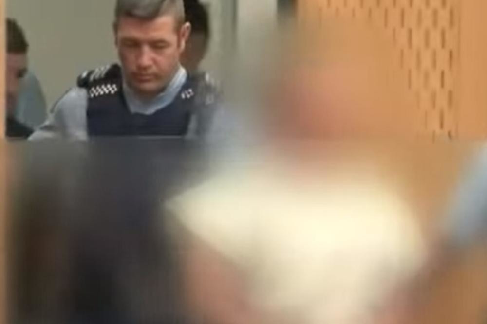 Terorista sa Novog Zelanda se pojavio na sudu, a onda rukom napravio ovaj SKANDALOZAN znak! (VIDEO)