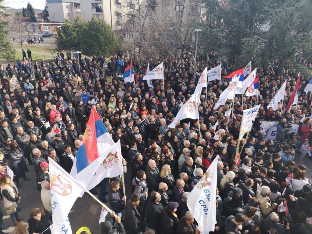 Divne su vam srpske zastave! Došao sam da vam kažem nekoliko stvari! (FOTO)