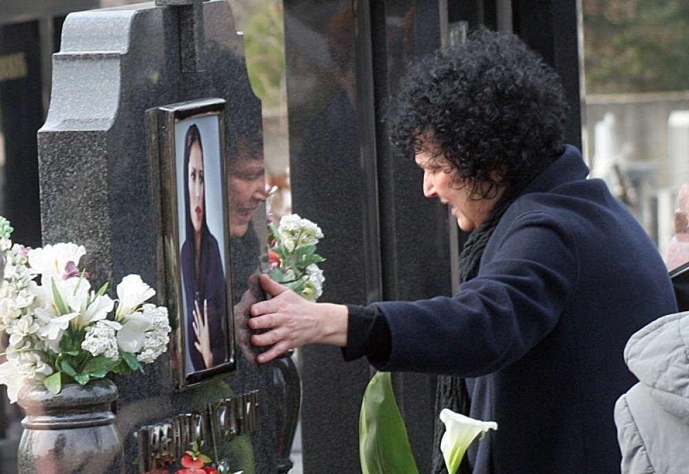 Majka Ksenije Pajčin u suzama LJUBILA GROB svoje ćerke! Potresne scene rastužile sve prolaznike