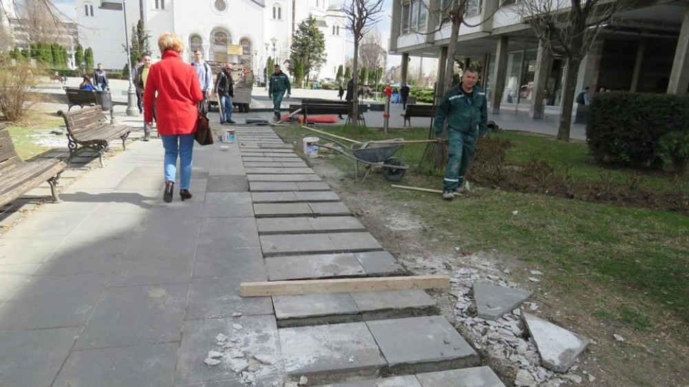 Počelo uređenje pešačkih staza na platou ispred Hrama Svetog Save!
