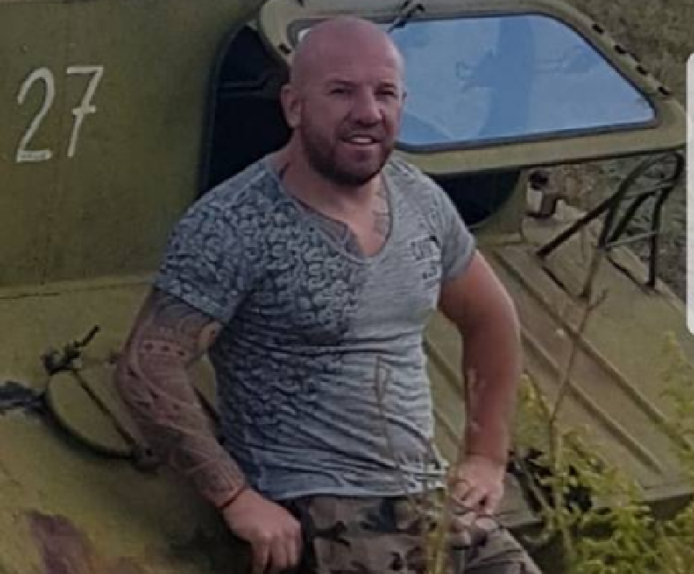 Bije žene i decu, a građani oduševljeni! (FOTO, VIDEO)