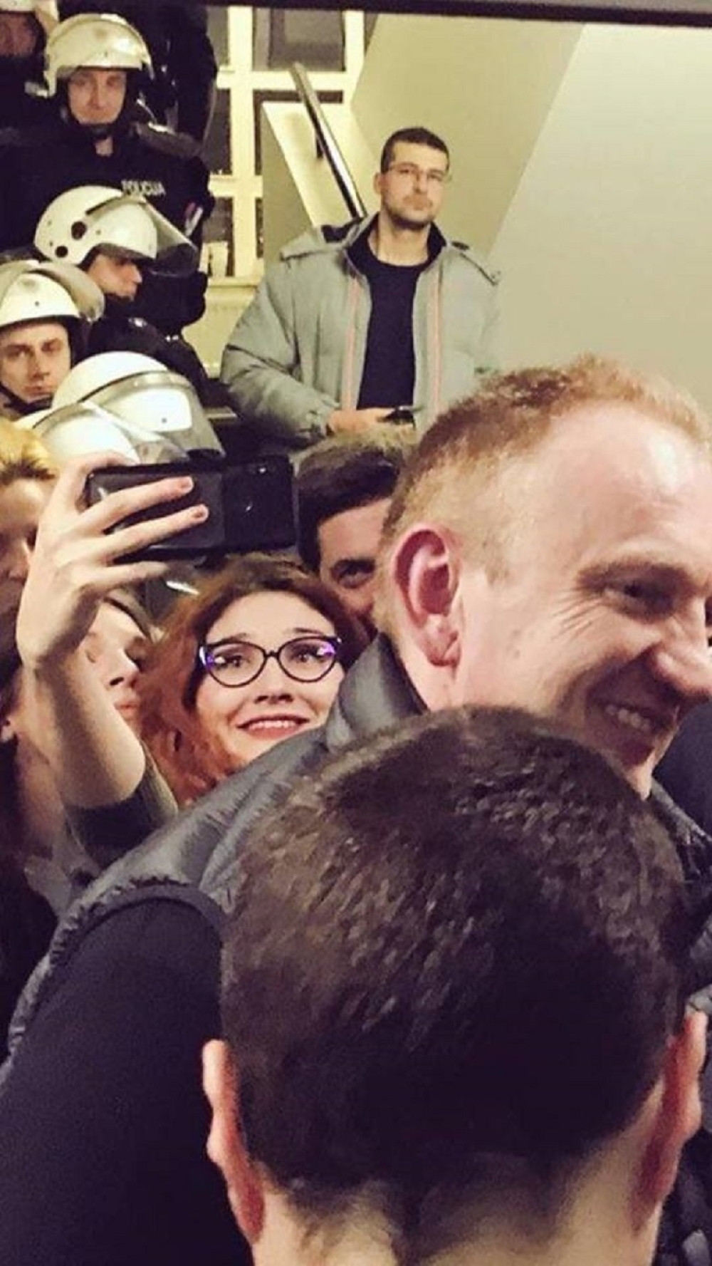 Kukali kako su dobijali batine od policije, a istina je drugačija! Evo šta su radili Dragan Đilas i Jelena Anasonović tokom upada u zgradu RTS! (FOTO)