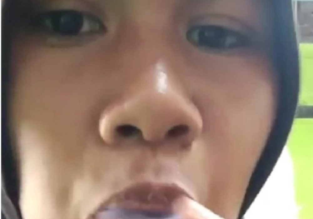 "Bio je voćni, pa sam ga polizala, a ubrzo sam počela baš da uživam u tome" (VIDEO)