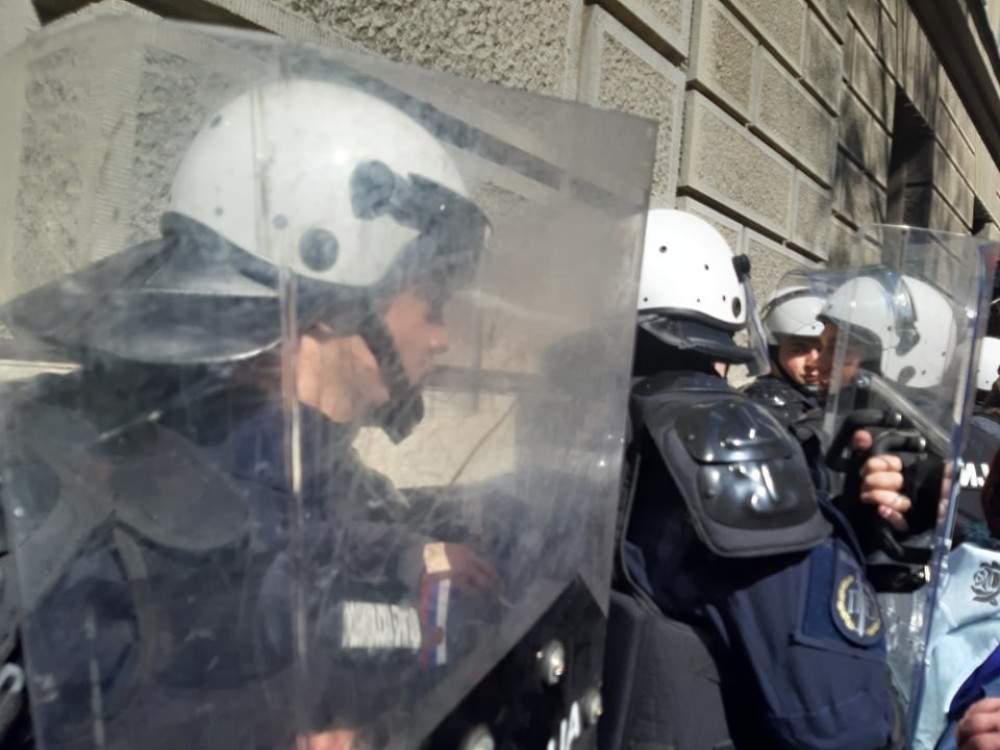 Huligani Boška Obradovića bacali flaše preko kordona ispred policijske stanice! Dali rok za puštanje uhapšenih! (FOTO/VIDEO)