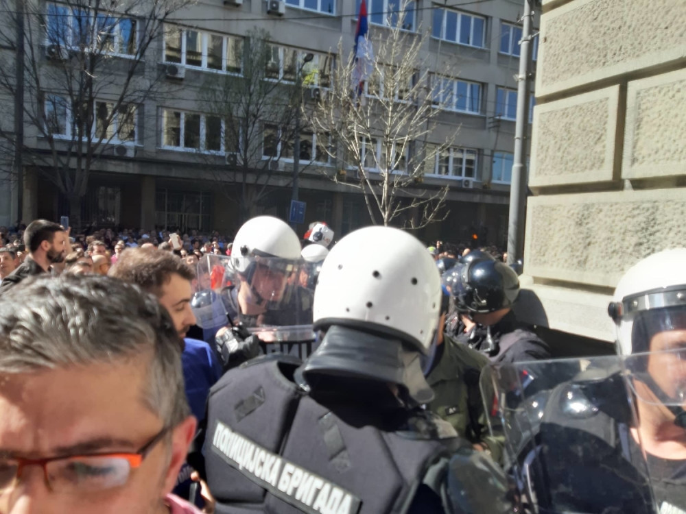 Huligani pod vođstvom Boška Obradovića uleteli u kordon Žandarmerije i krenuli kamionom na policajce! (FOTO)