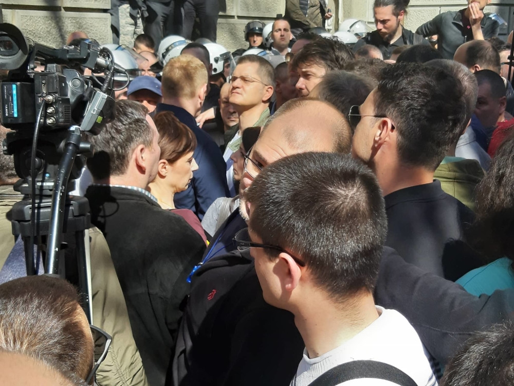 Dok Boško i Jeremić lome Beograd, Hrvati i Bošnjaci navijaju! (FOTO)