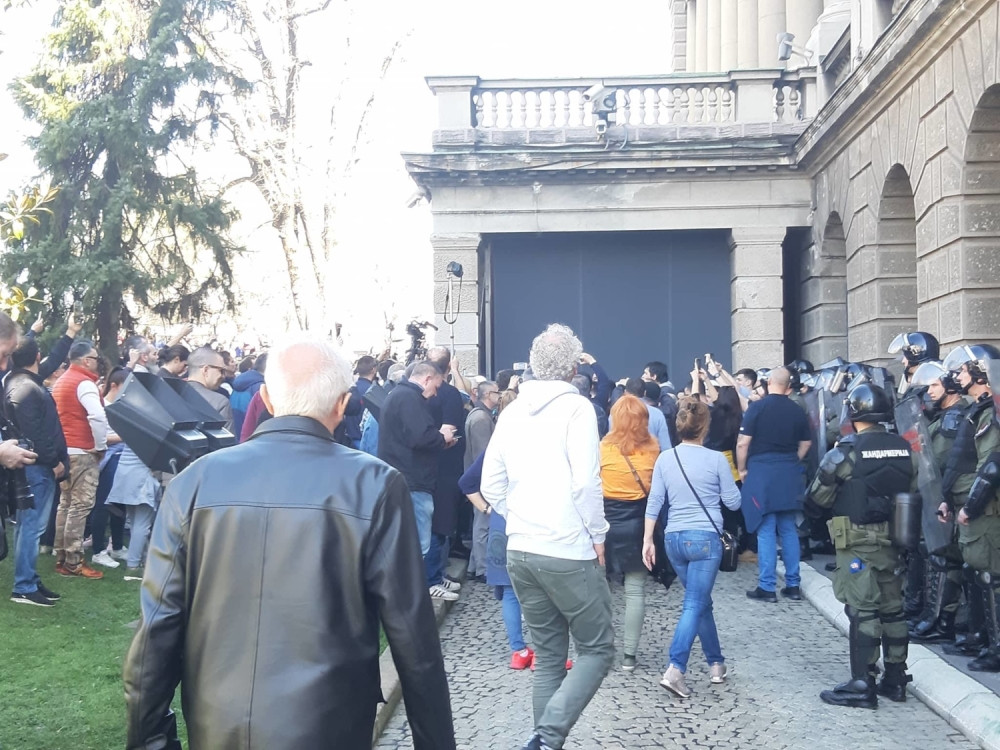 Tvrde da je vojska krenula na narod ispred Predsedništva, a evo šta je prava istina! (FOTO)