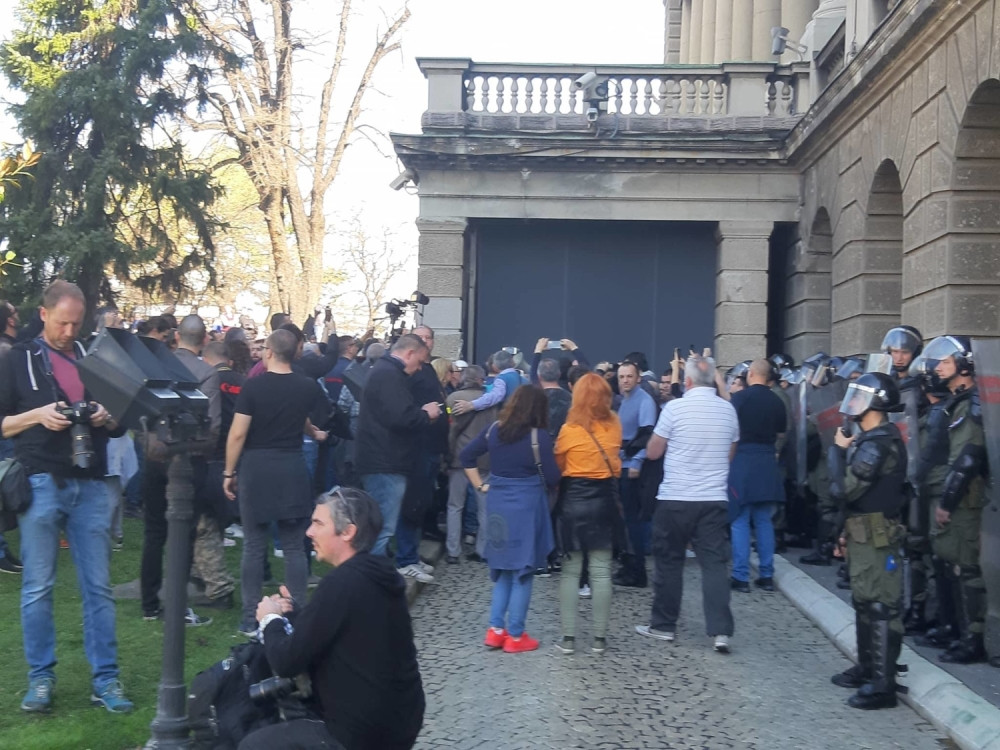 Krenuli ka MUP 29. novembar, traže da se puste huligani koji su upali u RTS!